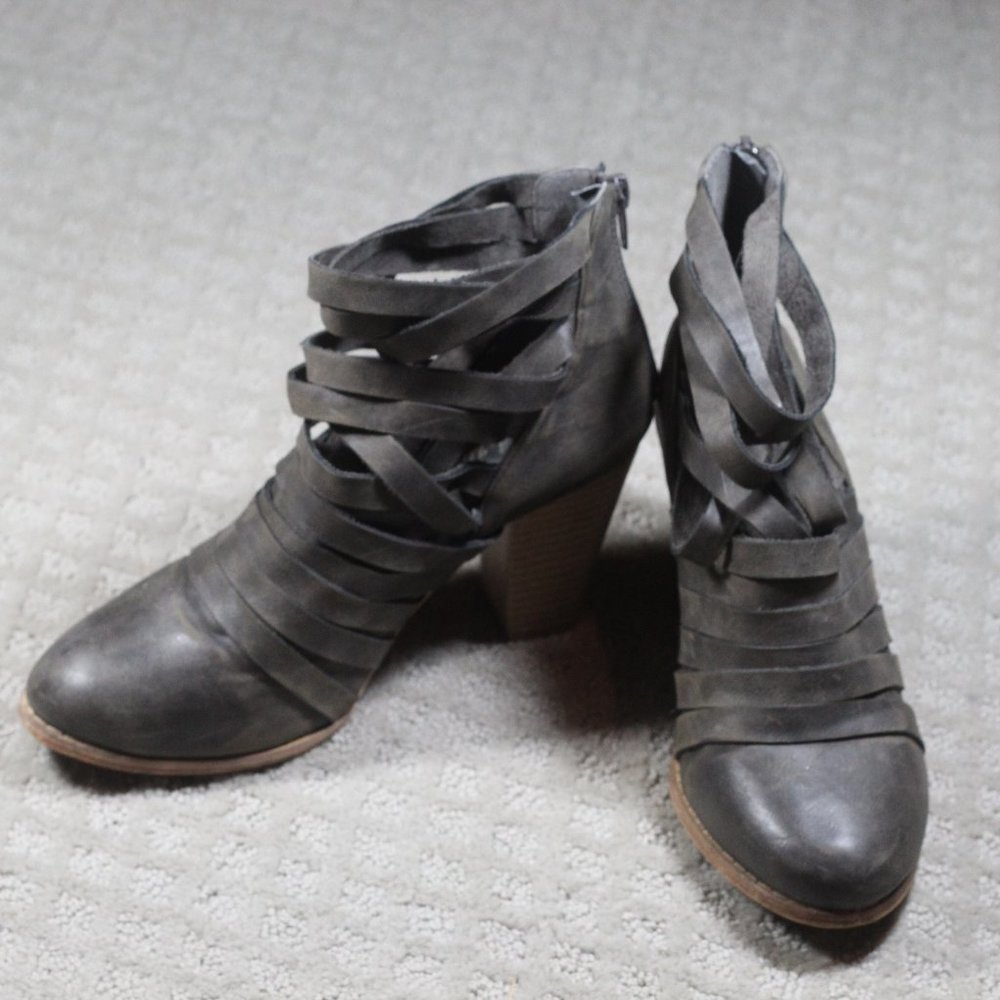 Mi iM Urban 04 Strappy Caged Stacked Heel Bootie